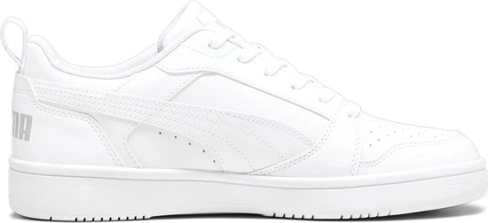 Witte Puma sneaker met het logo in grijs op de hiel.