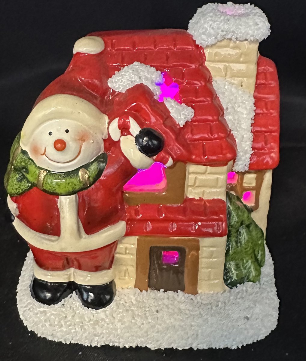 Kersthuisje met colourchanging LED - Sneeuwpop - meerkleurig + rood - keramiek - hoogte 10 x 10 x 9 cm - Kerstdecoratie - Woonaccesoires - Kerstaccesoires