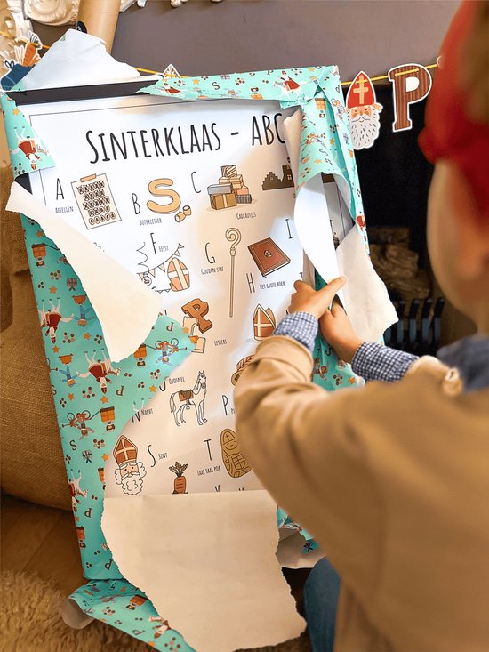 Een kind pakt een Sinterklaas ABC poster uit.