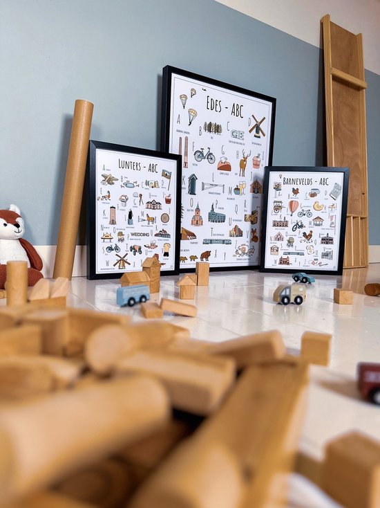 Drie ABC posters van Ede, Lunteren en Barneveld in een kinderkamer.