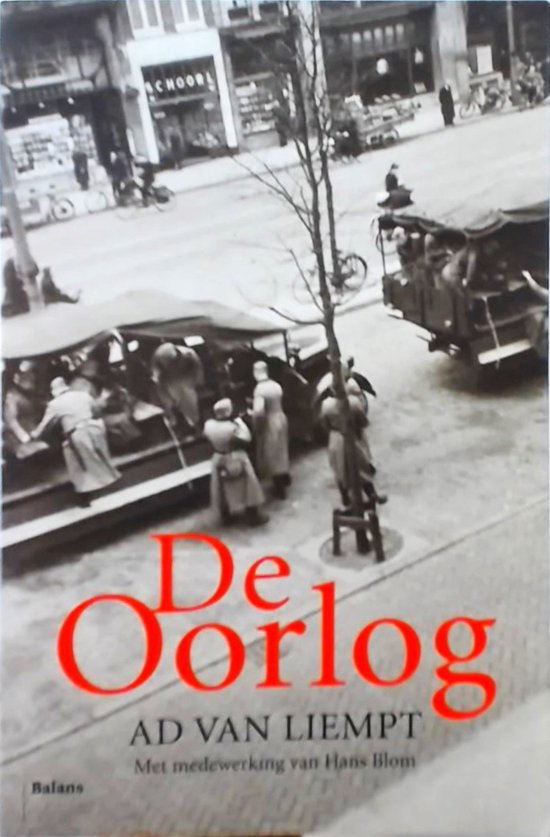 Boekomslag 'De Oorlog' met rode letters. Zwart-witfoto van een drukke straatscene uit de oorlog.