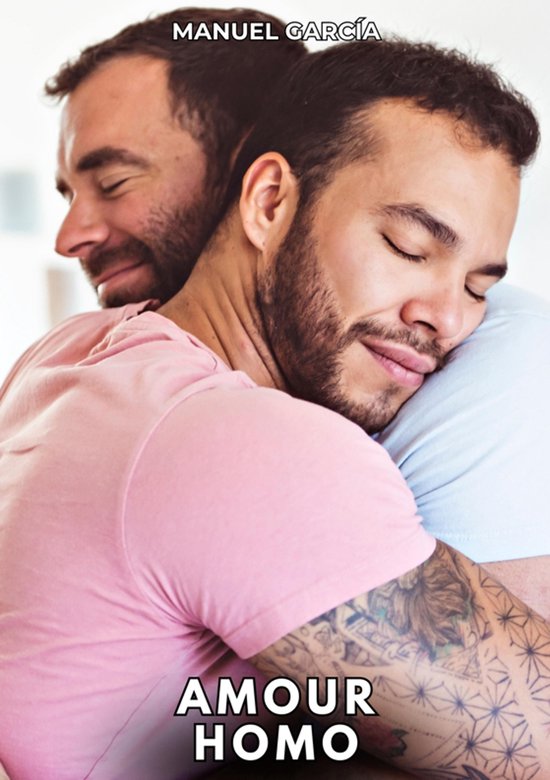 Deux hommes s'enlacent. L'homme au premier plan porte un pull bleu clair et a les bras tatoués. L'homme à l'arrière-plan porte un t-shirt rose. Texte : AMOUR HOMO.