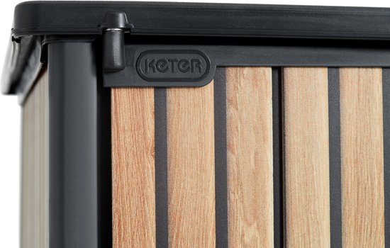 Detail van de Keter logo op een bruine, verticale lamellen structuur.