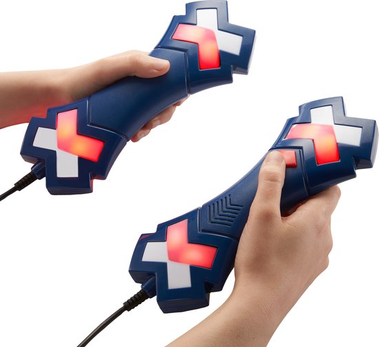 Deux mains tiennent des manettes de jeu bleues avec des lumières rouges en forme de croix.