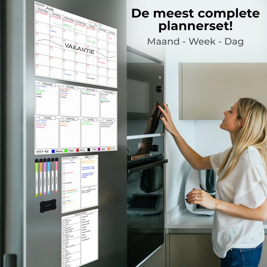 Vrouw stelt een magnetische maandplanner, weekplanner en mealplanner in op een koelkast.