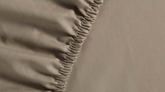 Detail van de elastische rand van een taupe jersey hoeslaken.