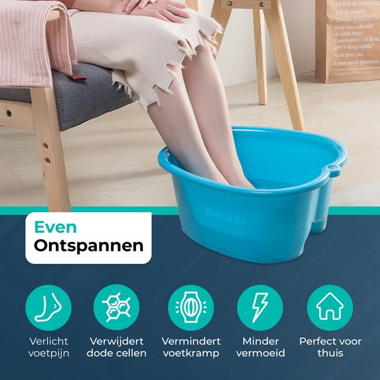 Een vrouw in een stoel ontspant haar voeten in een blauw BUDDLEY voetenbad. Tekst: "Even Ontspannen".