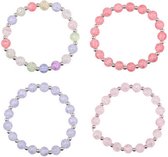 Vier kinderarmbanden met glinsterende gekleurde kralen in roze, paars, groen en transparant, gecombineerd met zilverkleurige kraaltjes.