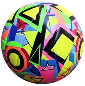Ballon de football avec un mélange coloré de formes et motifs géométriques néon : jaune, rose, bleu, vert et noir.