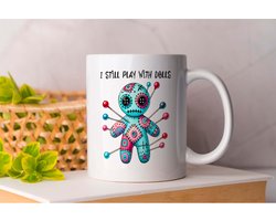 Mok I still play with Dolls - CuteCreepy - CreepyCute - SpookyCute - DarkCute - SchattigEng - GriezeligSchattig - SpookyLief - DonkerSchattig
