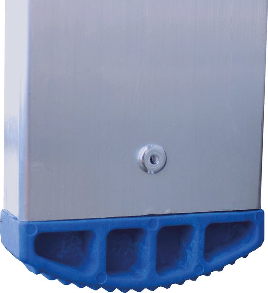 Detail van de blauwe, antislipvoet van een aluminium ladder.