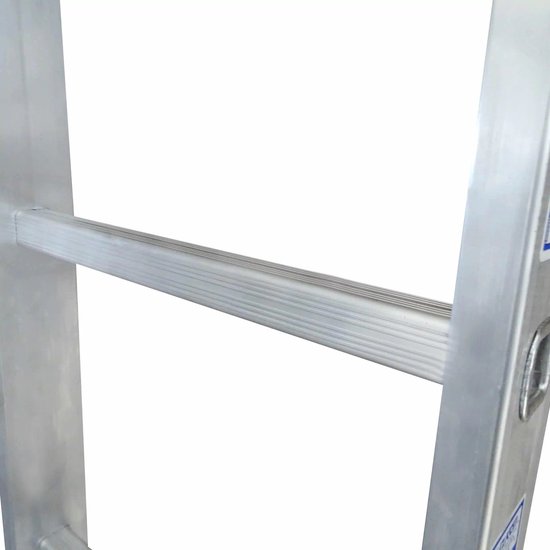 Close-up van een aluminium ladder, met geribbelde trede.