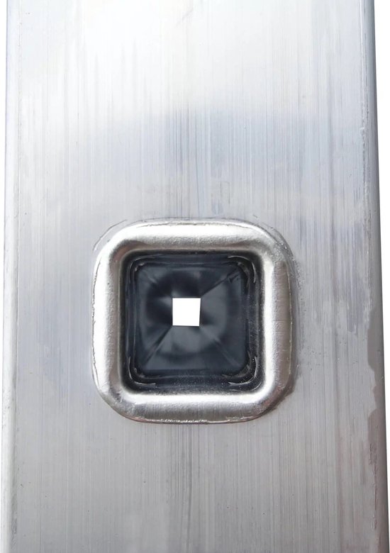Close-up van de vierkante opening aan de zijkant van een aluminium ladder.