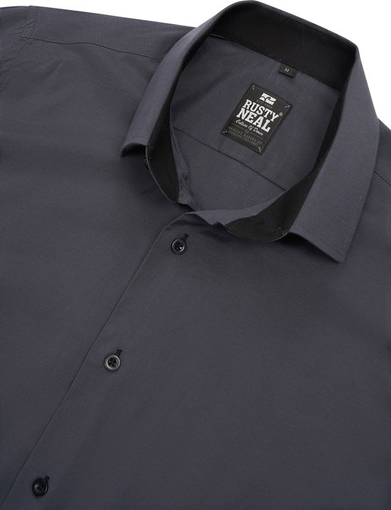 Detail van de kraag van een donkergrijs overhemd met label.