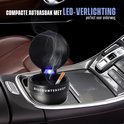 Zwarte auto asbak met open deksel en blauwe LED verlichting, in een auto bekerhouder, met rook.