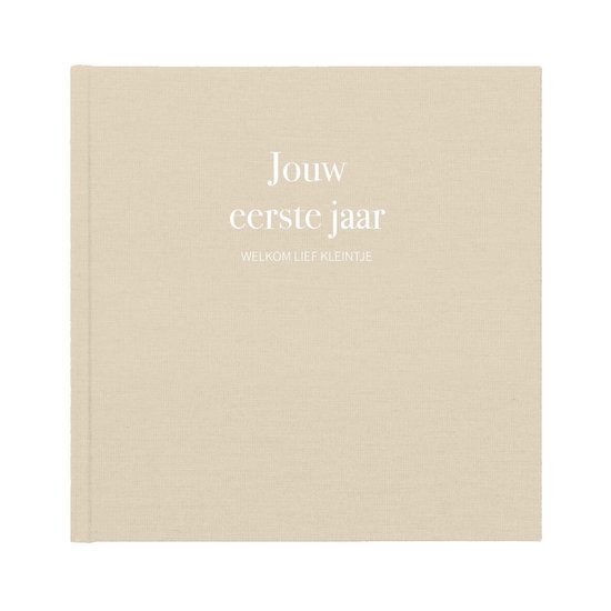 Crème linnen babyboek met de tekst "Jouw eerste jaar" en "Welkom lief kleintje" in sierlijk lettertype.