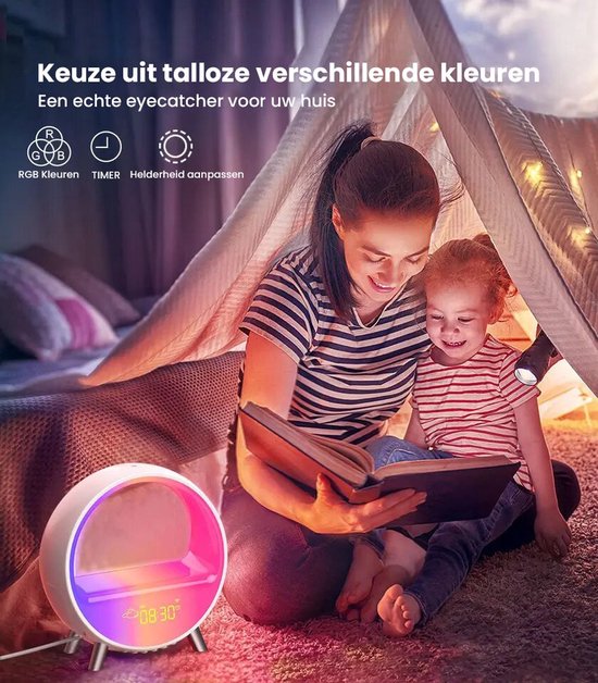 Moeder en dochter lezen onder een tent, verlicht door een veelkleurige ronde wekker die naast hen staat.