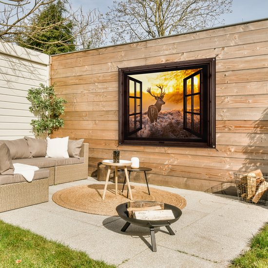 Zittende meubels bij een houten schutting met een tuinposter van een hert