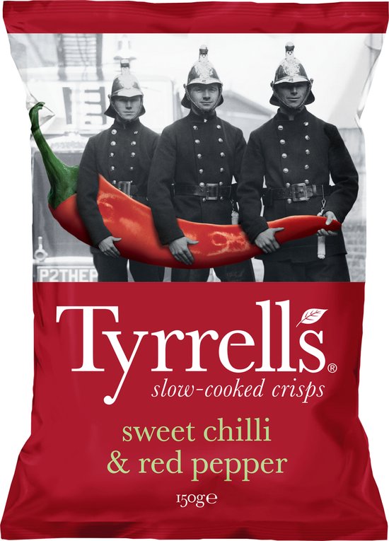 Rode zak met 'Tyrrells slow-cooked crisps sweet chilli & red pepper' op de voorkant. Drie mannen in brandweeruniform met een rode peper.