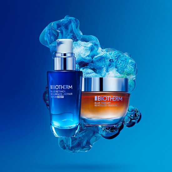 Biotherm Blue Retinol Resurface + Repair Serum Night en Blue Therapy Revitalize Night crème, zwevend in blauw water.