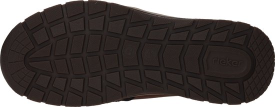Bruine buitenzool van een Rieker sneaker met een grof, geometrisch profiel.