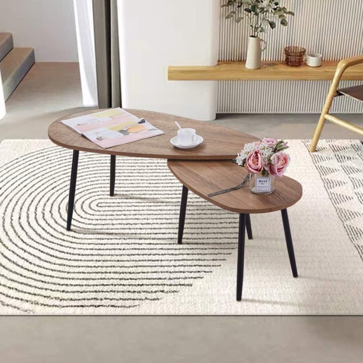 Moderne Driehoek Salontafel Set Van 2 Tafels Met Zwarte Metalen Poten – Perfect Voor De Woonkamer In Walnoot