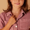 Zilverkleurige ketting met zes gekleurde emaille hartjes (paars, roze) gedragen door een meisje met roze shirt.
