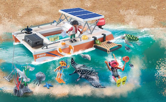 Speelgoed catamaran met zonnepanelen, twee figuren met snorkelspullen, een manta, zeeschildpadden, haaien en kwallen in zee.