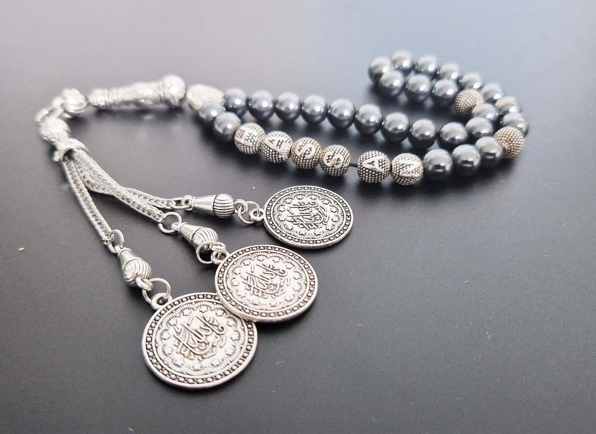 Handgemaakte naam tasbih 33 Kralen Natuursteen “Hematiet ” - met metaal tassel “Masha' allah-1 "- Met je naam of de naam van uw geliefde- 8 mm diameter van de korrel