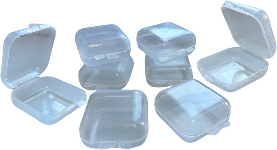 Diverses petites boîtes de rangement transparentes, certaines ouvertes, d'autres fermées.