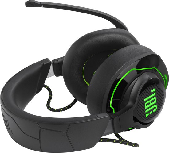Zwarte JBL gaming headset met groene accenten en microfoon.