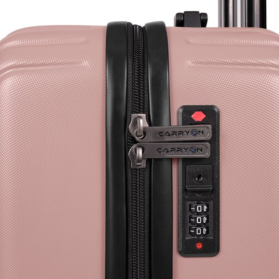 Close-up van de roze CarryOn koffer: ritsen met 'CarryOn' logo en een zwart TSA-slot.