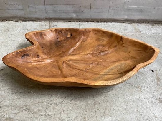 Houten schaal in de vorm van een blad, met natuurlijke nerven en onregelmatige randen.