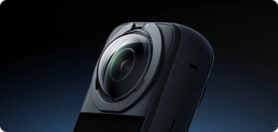 Zwarte Insta360 X3 camera met grote lens, gedetailleerde textuur.