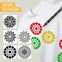Witte T-shirt met rode, gele en groene mandala-stempels. Een zwarte stift met 'ACRYL STIFT' erop, kleurt een rode mandala. Zes mandala sjablonen. Geel tekstblok: 'INCLUSIEF VIJF SJABLONEN'.