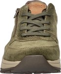 Vooraanzicht van groene suède sneaker met bruine leren details en veters.