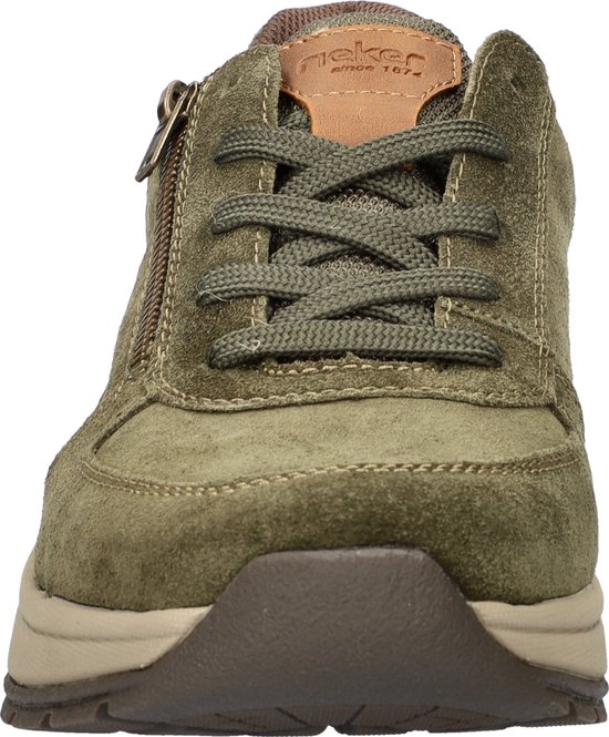 Vooraanzicht van groene suède sneaker met bruine leren details en veters.