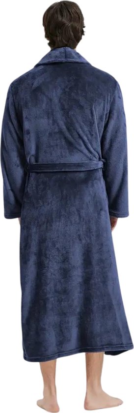 Vue arrière d'un peignoir bleu en polaire avec ceinture, porté par un homme.