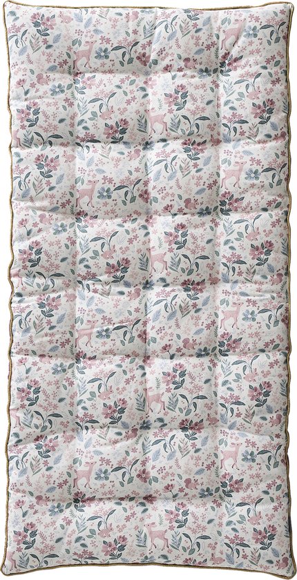 Wit vloermatras met een print van herten, eekhoorns en bloemen in roze, paars en blauw. Goudkleurig biesje.