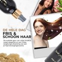 Model met lang, bruin haar met blaadjes en bubbels. Diverse vrouwen op een foto op de achtergrond.