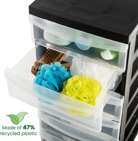 Een open lade van een zwarte ladekast met badaccessoires zoals blauwe, witte en groene sponzen.