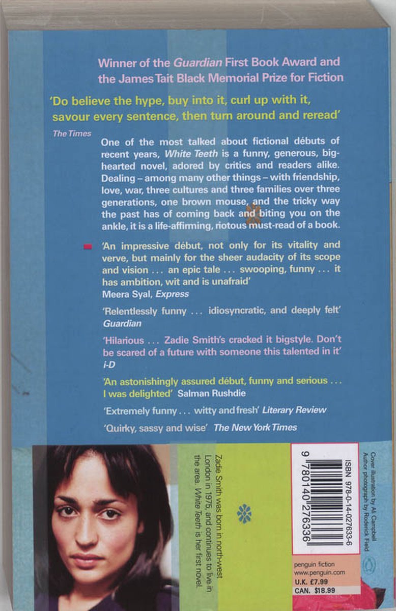 Couverture de livre noire avec portrait de Zadie Smith et critiques. 'White Teeth' par Zadie Smith.