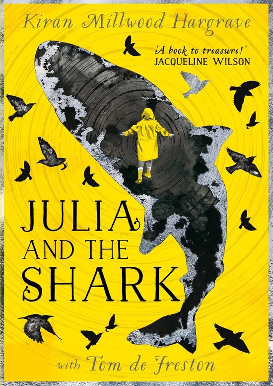 Boekcover van 'Julia and the Shark' met een gele achtergrond, een silhouet van een haai gevuld met een bos en een meisje in een gele regenjas.