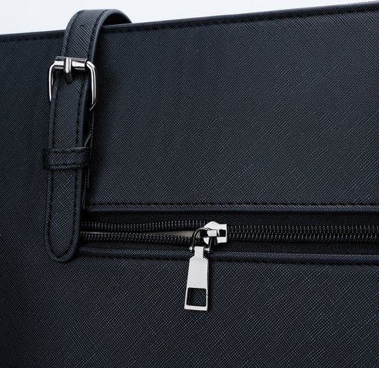 Close-up van de ritssluiting en gesp op de zwarte Eleganci tas.