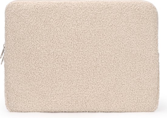 Housse d'ordinateur portable fermée en peluche beige avec fermeture éclair argentée.