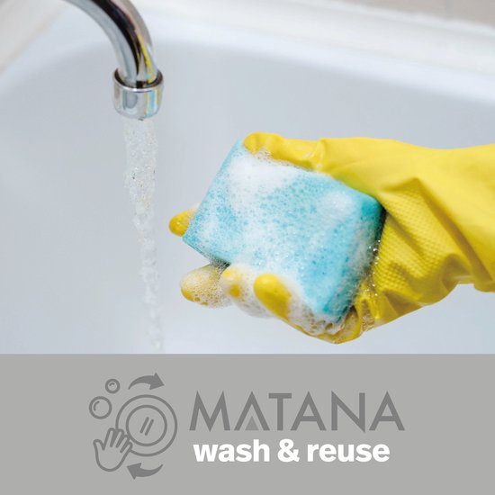 Gele handschoen met spons die een gootsteen schoonmaakt onder stromend water.