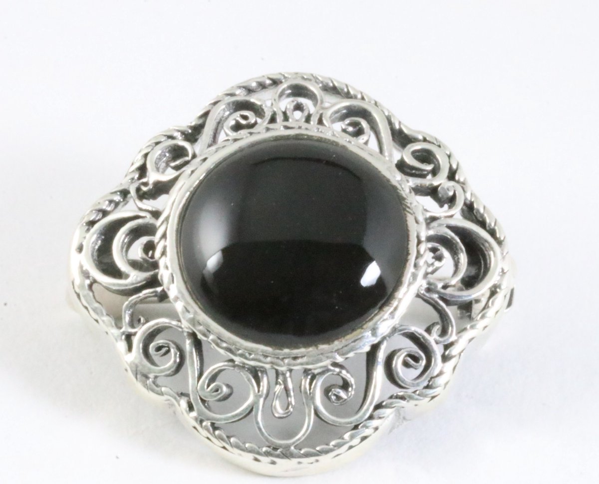 Opengewerkte zilveren broche met onyx