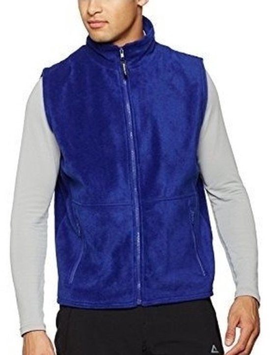 Blauwe fleece bodywarmer met rits, gedragen door een man met een grijs shirt met lange mouwen en een zwarte sportbroek.