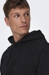 Close-up van de voorkant van een zwarte hoodie, met capuchon en trekkoorden.