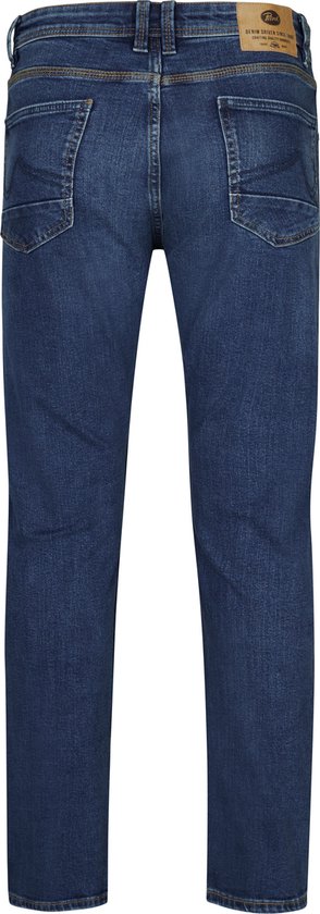 Achterkant van een blauwe spijkerbroek met rechte pasvorm, lichte wassing en een bruin leren label.